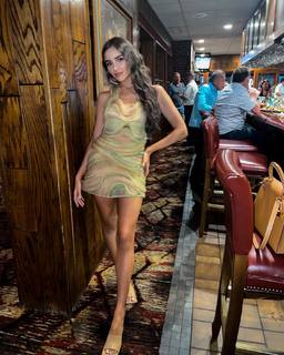 Olivia Culpo feet photo thumbnail