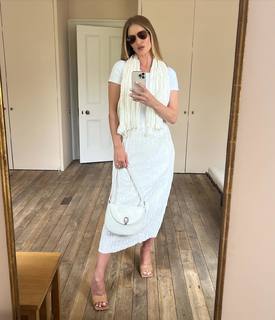 Rosie Huntington-Whiteley feet photo thumbnail