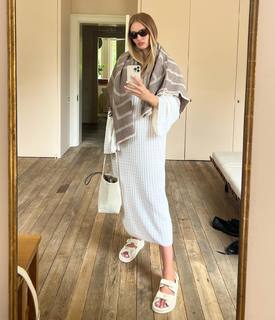 Rosie Huntington-Whiteley feet photo thumbnail