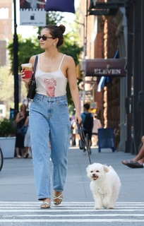 Camila Mendes feet photo thumbnail