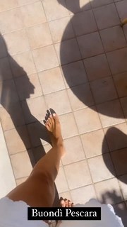 Caterina Balivo feet photo thumbnail