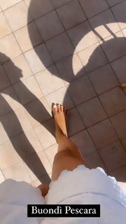 Caterina Balivo feet photo thumbnail