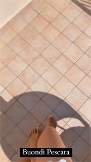 Caterina Balivo feet photo thumbnail