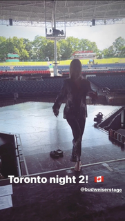 Delta Goodrem feet photo thumbnail