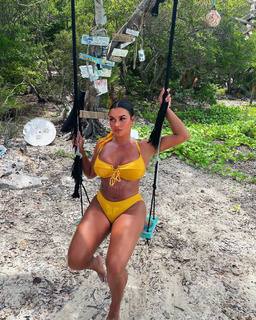 Joy Taylor feet photo thumbnail