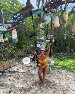 Joy Taylor feet photo thumbnail