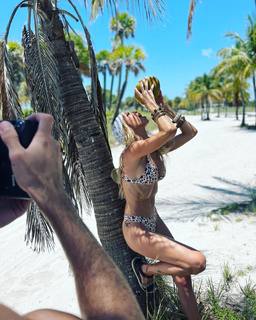 Nicole Neumann feet photo thumbnail