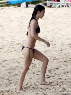 Rachel Bilson feet photo thumbnail
