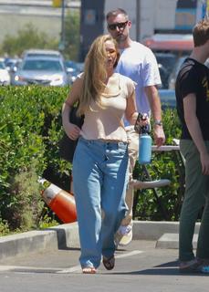 Jennifer Lawrence feet photo thumbnail