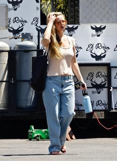 Jennifer Lawrence feet photo thumbnail