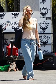 Jennifer Lawrence feet photo thumbnail