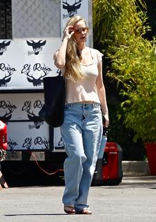 Jennifer Lawrence feet photo thumbnail