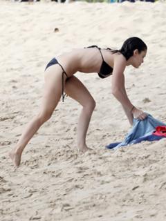 Rachel Bilson feet photo thumbnail