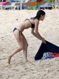 Rachel Bilson feet photo thumbnail