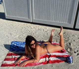 Claudia Romani feet photo thumbnail