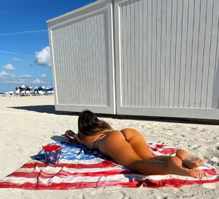 Claudia Romani feet photo thumbnail