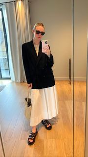 Elle Fanning feet photo thumbnail