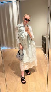 Elle Fanning feet photo thumbnail