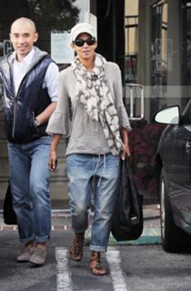Halle Berry feet photo thumbnail