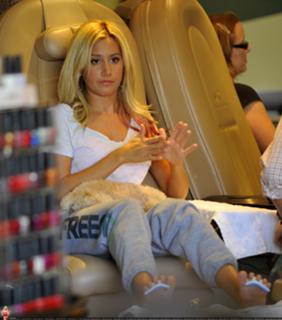 Ashley Tisdale feet photo thumbnail
