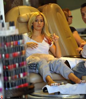 Ashley Tisdale feet photo thumbnail