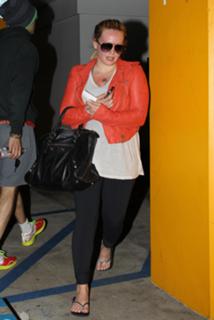 Hilary Duff feet photo thumbnail