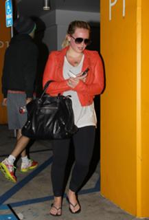 Hilary Duff feet photo thumbnail
