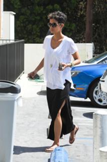 Halle Berry feet photo thumbnail
