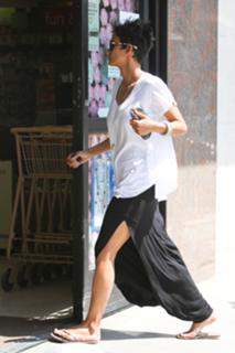 Halle Berry feet photo thumbnail