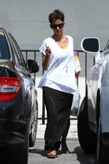Halle Berry feet photo thumbnail