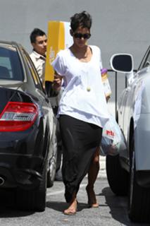 Halle Berry feet photo thumbnail