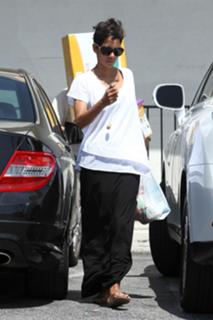 Halle Berry feet photo thumbnail