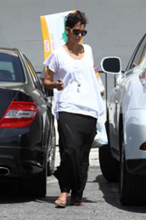 Halle Berry feet photo thumbnail