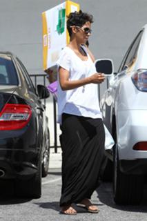 Halle Berry feet photo thumbnail