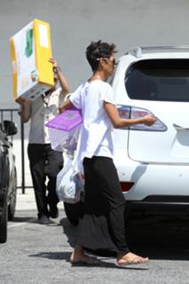 Halle Berry feet photo thumbnail