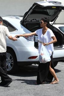 Halle Berry feet photo thumbnail