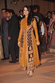 Dia Mirza feet photo thumbnail