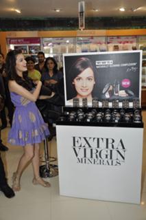 Dia Mirza feet photo thumbnail