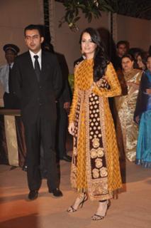 Dia Mirza feet photo thumbnail