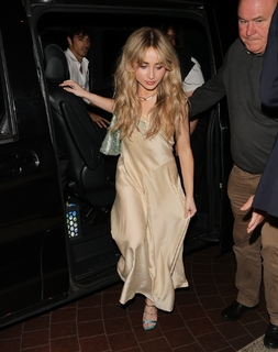 Sabrina Carpenter feet photo thumbnail