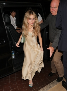 Sabrina Carpenter feet photo thumbnail