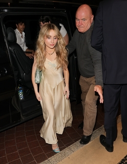 Sabrina Carpenter feet photo thumbnail