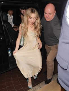 Sabrina Carpenter feet photo thumbnail