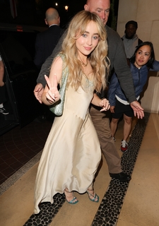 Sabrina Carpenter feet photo thumbnail