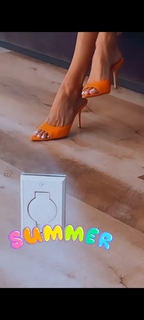 Brooke Burke feet photo thumbnail