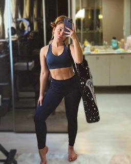 Larissa Manoela feet photo thumbnail