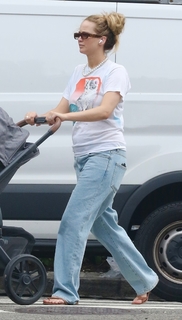 Jennifer Lawrence feet photo thumbnail