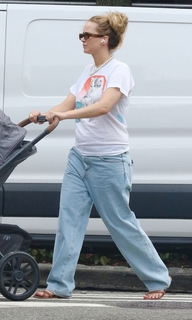 Jennifer Lawrence feet photo thumbnail