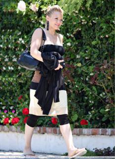 Hilary Duff feet photo thumbnail