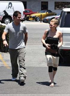Hilary Duff feet photo thumbnail